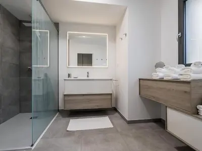 Salle de bains dans l'établissement Gîte calme avec spa et terrasse, proche Nantes et Clisson - FR-1-306-1292