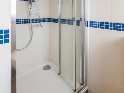 Salle de bains dans l'établissement Maison éco près de la mer avec jardin et wifi - FR-1-306-1291