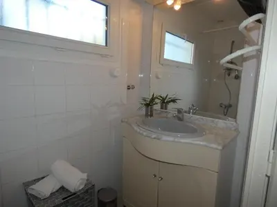 Salle de bains dans l'établissement Maison de vacances à Fromentine - 35m², Animaux admis, 4 personnes - FR-1-540-309
