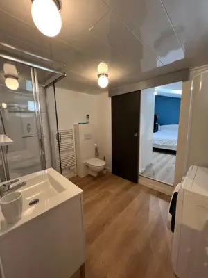 Salle de bains dans l'établissement Maison 43m2 meublée 200m plage