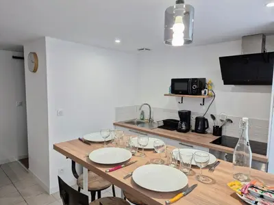 Cuisine ou kitchenette dans l'établissement Maison de Bourg St Amand 5pers 15min Puy du Fou