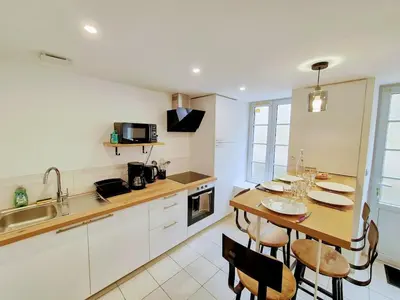 Cuisine ou kitchenette dans l'établissement Maison de Bourg St Amand 5pers 15min Puy du Fou