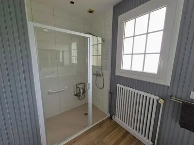 Salle de bains dans l'établissement Maison 8pers Centre Les Herbiers proche Puy du Fou