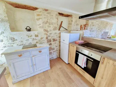 Cuisine ou kitchenette dans l'établissement Le Pont Bas bord de rivière proche Puy du Fou