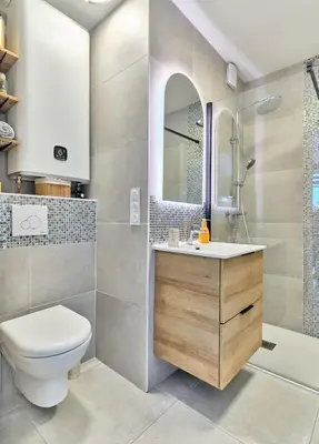Salle de bains dans l'établissement ICÉ'O, Les pieds dans l'eau