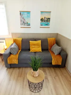 Coin salon dans l'établissement Embrun - T2 avec jardin près de la Plage