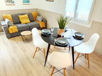 Coin salon dans l'établissement Embrun - T2 avec jardin près de la Plage