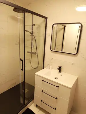 Salle de bains dans l'établissement Embrun - T2 avec jardin près de la Plage