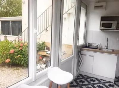 Cuisine ou kitchenette dans l'établissement Embrun - T2 avec jardin près de la Plage