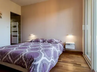 Un ou plusieurs lits dans un hébergement de l'établissement Maison spacieuse à 800m plage, jardin, animaux admis, parking, WiFi - FR-1-306-1294