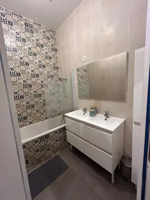 Salle de bains dans l'établissement chambre meublée Nantaise dans un T3 commun avec terrasse