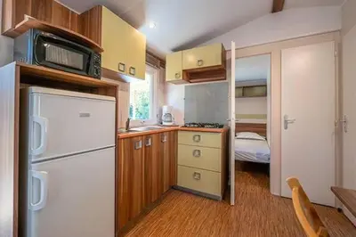 Cuisine ou kitchenette dans l'établissement Camping Cœur de Vendée
