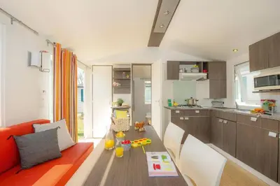Cuisine ou kitchenette dans l'établissement Camping Cœur de Vendée