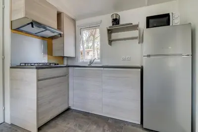 Cuisine ou kitchenette dans l'établissement Camping Cœur de Vendée