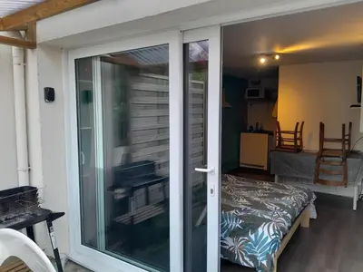 Un ou plusieurs lits dans un hébergement de l'établissement Studio avec terrasse