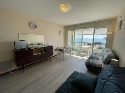 Télévision ou salle de divertissement dans l'établissement Studio en bord de mer avec balcon et parking - FR-1-224C-334