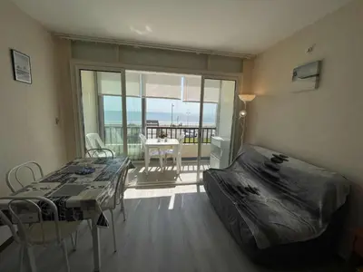 Coin salon dans l'établissement Studio en bord de mer avec balcon et parking - FR-1-224C-334