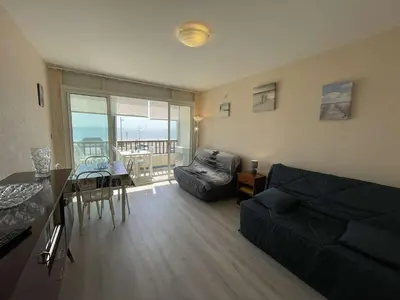 Coin salon dans l'établissement Studio en bord de mer avec balcon et parking - FR-1-224C-334