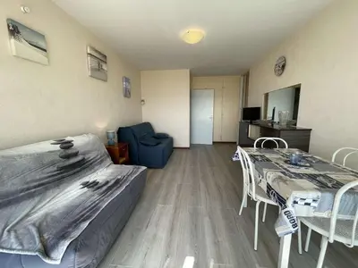 Coin salon dans l'établissement Studio en bord de mer avec balcon et parking - FR-1-224C-334