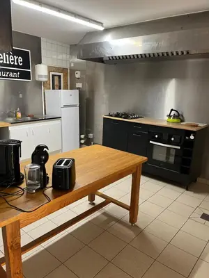 Cuisine ou kitchenette dans l'établissement La Berge