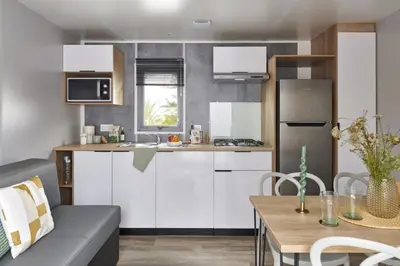 Cuisine ou kitchenette dans l'établissement Camping du Lac de Pouzauges à 15' du PuyduFou