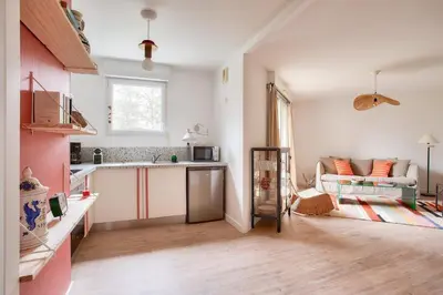 Cuisine ou kitchenette dans l'établissement LE MAILLE- T2 au calme en centre-ville