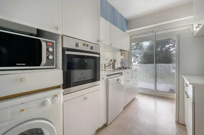 Cuisine ou kitchenette dans l'établissement Appartement dans résidence calme pour 4