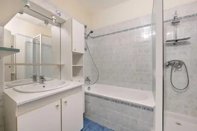 Salle de bains dans l'établissement Appartement dans résidence calme pour 4