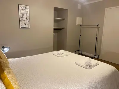 Un ou plusieurs lits dans un hébergement de l'établissement Lalberome Appartement Golden Cholet centre Parking prive Wifi