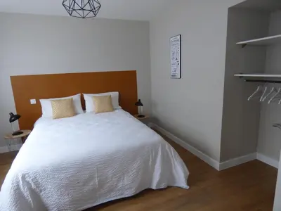 Un ou plusieurs lits dans un hébergement de l'établissement Lalberome Appartement Golden Cholet centre Parking prive Wifi