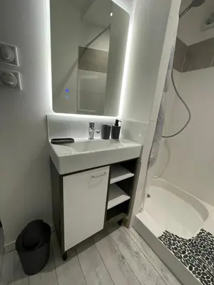 Salle de bains dans l'établissement Studio indépendant dans maison d habitation