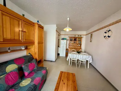 Cuisine ou kitchenette dans l'établissement APPARTEMENT AVEC TERRASSE PROCHE PLAGE - FR-1-652-49