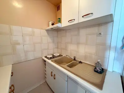 Cuisine ou kitchenette dans l'établissement APPARTEMENT AVEC TERRASSE PROCHE PLAGE - FR-1-652-49