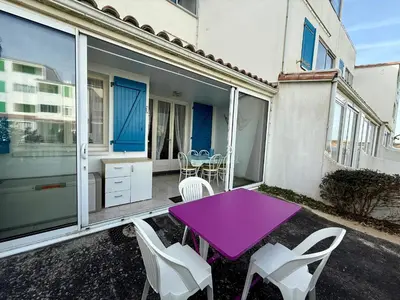 Balcon ou terrasse dans l'établissement APPARTEMENT AVEC TERRASSE PROCHE PLAGE - FR-1-652-49