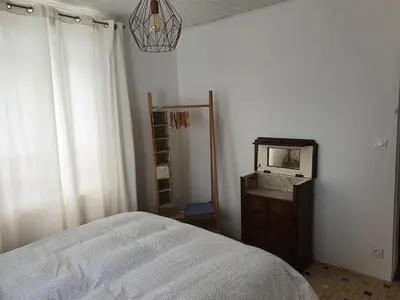 Un ou plusieurs lits dans un hébergement de l'établissement charmante maisonnette a 400m de la plage