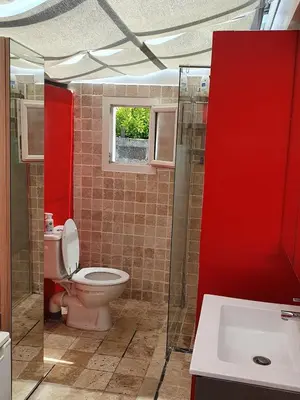 Salle de bains dans l'établissement charmante maisonnette a 400m de la plage