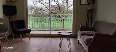 Télévision ou salle de divertissement dans l'établissement joli appartement bord de mer