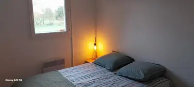 Un ou plusieurs lits dans un hébergement de l'établissement joli appartement bord de mer