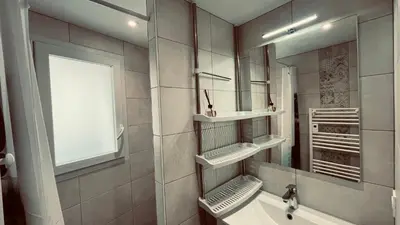 Salle de bains dans l'établissement petite maison proche mer