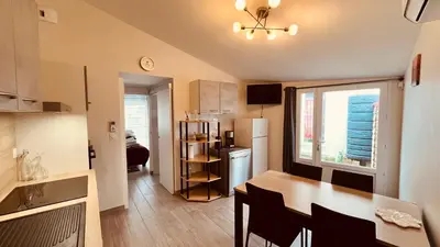 Cuisine ou kitchenette dans l'établissement petite maison proche mer