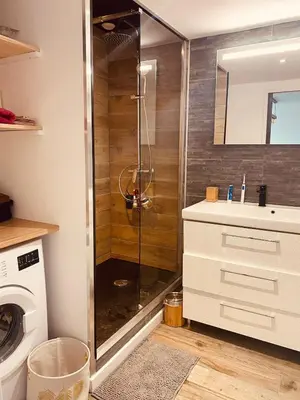 Salle de bains dans l'établissement Bel Appartement proche des plages et commerces