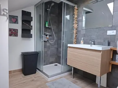 Salle de bains dans l'établissement Maison St Marc bord de mer proche plage