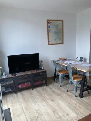 Télévision ou salle de divertissement dans l'établissement Maison St Marc bord de mer proche plage