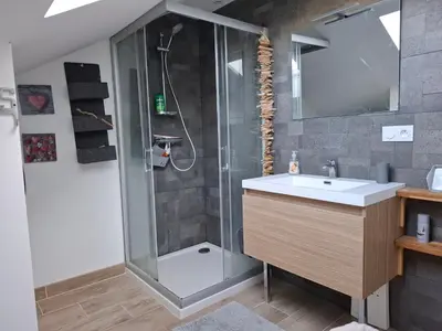 Salle de bains dans l'établissement St Marc proche plage, 2 chambres