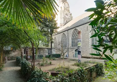 Jardin de l'établissement Au Pas de Bouffay, perched nest, medieval quarter