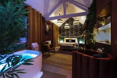 Télévision ou salle de divertissement dans l'établissement Suite avec jacuzzi - Le Boudoir de la Loire