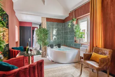 Coin salon dans l'établissement Suite avec jacuzzi - Le Boudoir de la Loire