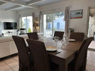 Télévision ou salle de divertissement dans l'établissement Maison de vacances 6 pers avec piscine à La Guérinière - FR-1-224B-240
