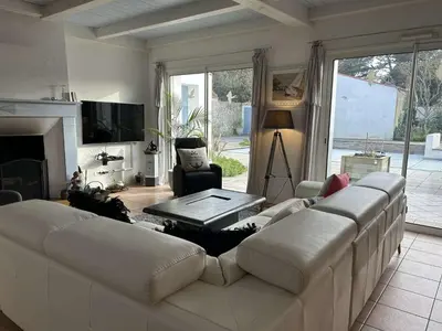 Télévision ou salle de divertissement dans l'établissement Maison de vacances 6 pers avec piscine à La Guérinière - FR-1-224B-240
