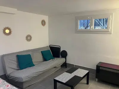 Coin salon dans l'établissement Grande chambre, Sdb partagée